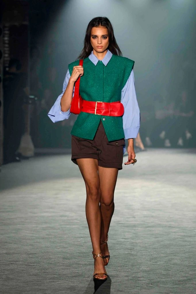 Green vest, red belt and blue shirt — Nathalie Chandler, spring–summer 2025 show, photo 01