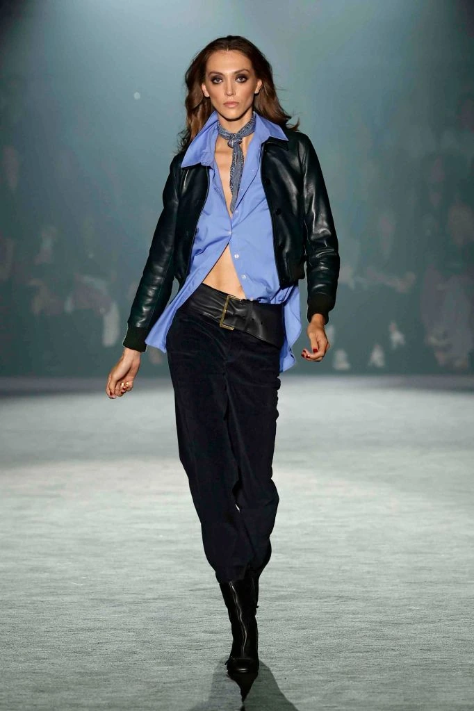 Black jacket and knotted blue shirt — Nathalie Chandler, spring–summer 2025 show, photo 06