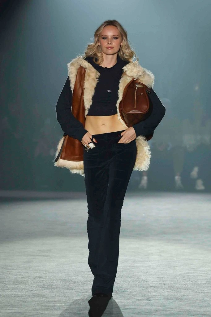 Brown jacket with light collar and black trousers — Nathalie Chandler, spring–summer 2025 show, photo 07