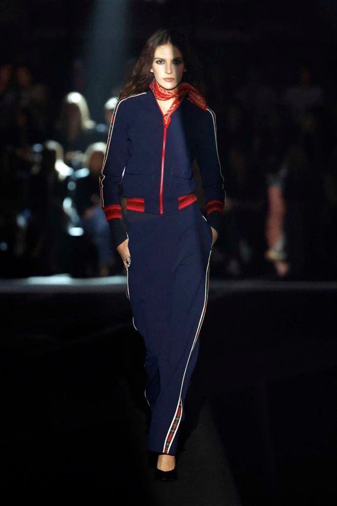 Navy set with red details — Nathalie Chandler, spring–summer 2025 show, photo 12