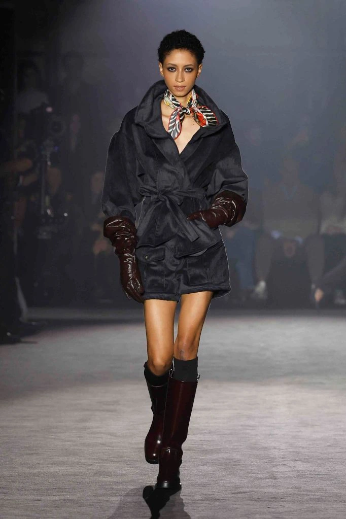 Loose dark jacket and high boots — Nathalie Chandler, spring–summer 2025 show, photo 32